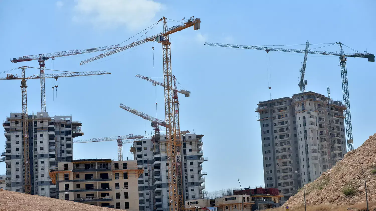 פועל מחוסר הכרה מחולץ מעגורן בגובה 65 מטר בראש העין, ספטמבר 2015 פועל מחוסר הכרה מחולץ מעגורן בגובה 65 מטר בראש העין, ספטמבר 2015
