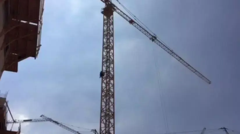 מפעיל עגורן איבד את הכרתו בגובה 65 מטרים וחולץ בשלום