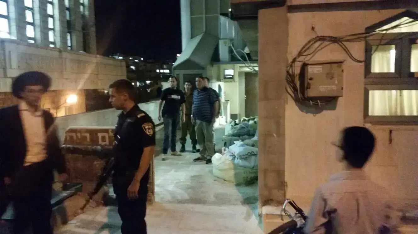 משטרה סביב האולם שבו עובד גולדיס משטרה סביב האולם שבו עובד גולדיס