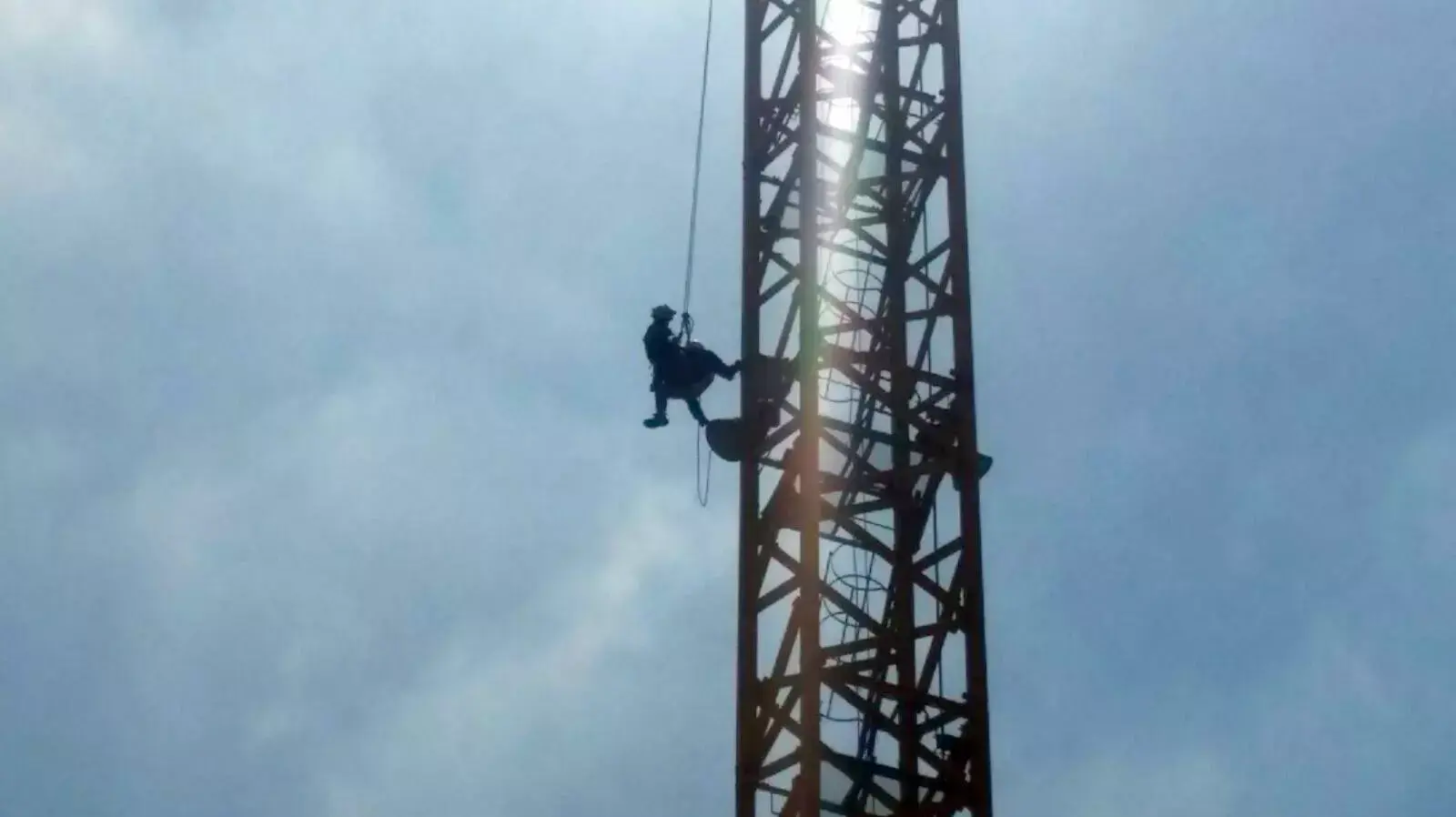 פועל איבד הכרתו בעגורן בגובה 65 מטרים, ראש העין, 6 בספטמבר 2015 פועל איבד הכרתו בעגורן בגובה 65 מטרים, ראש העין, 6 בספטמבר 2015