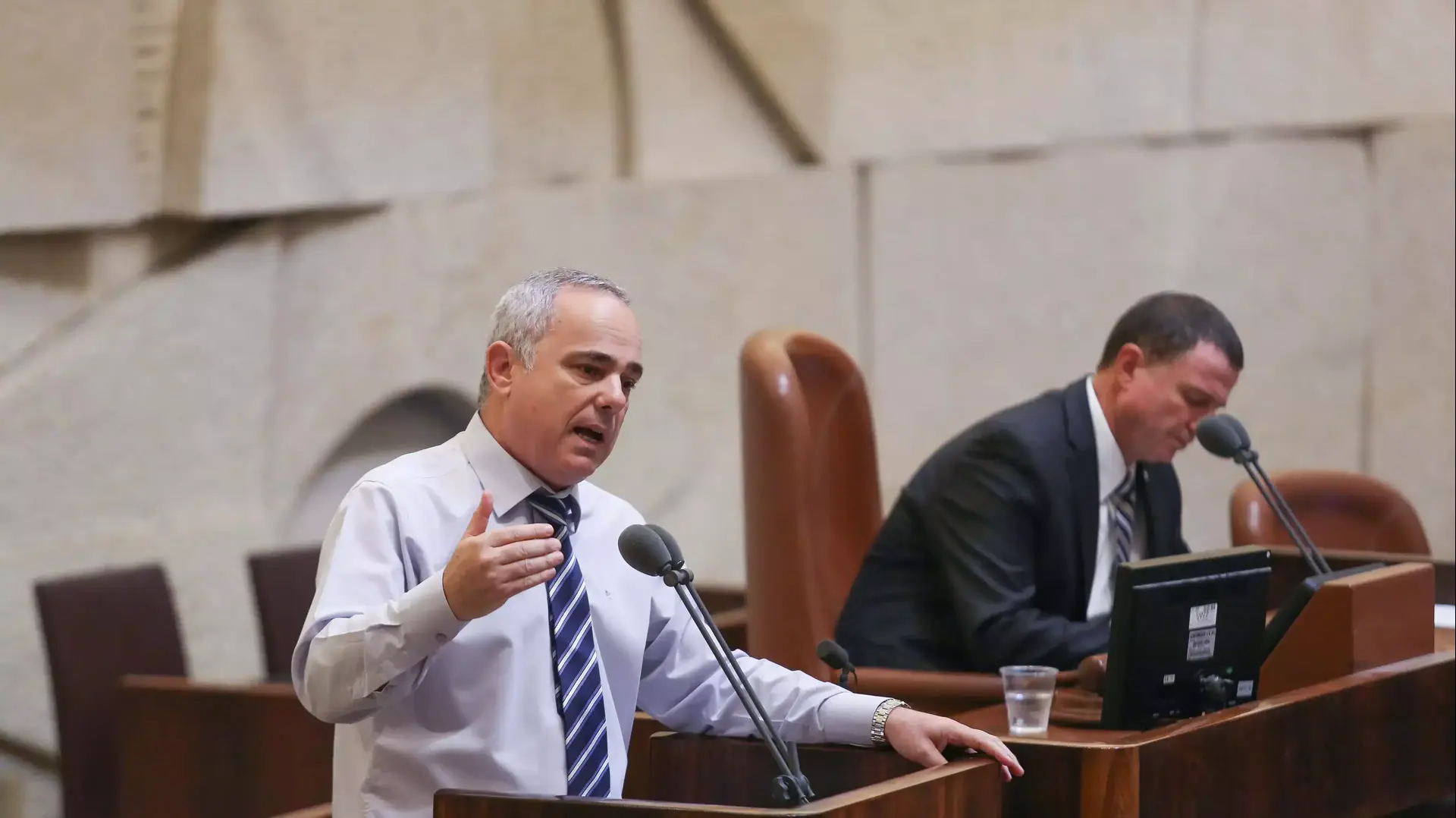 השר יובל שטייניץ בהצבעה בכנסת על מתווה הגז, ספטמבר 2015 השר יובל שטייניץ בהצבעה בכנסת על מתווה הגז, ספטמבר 2015