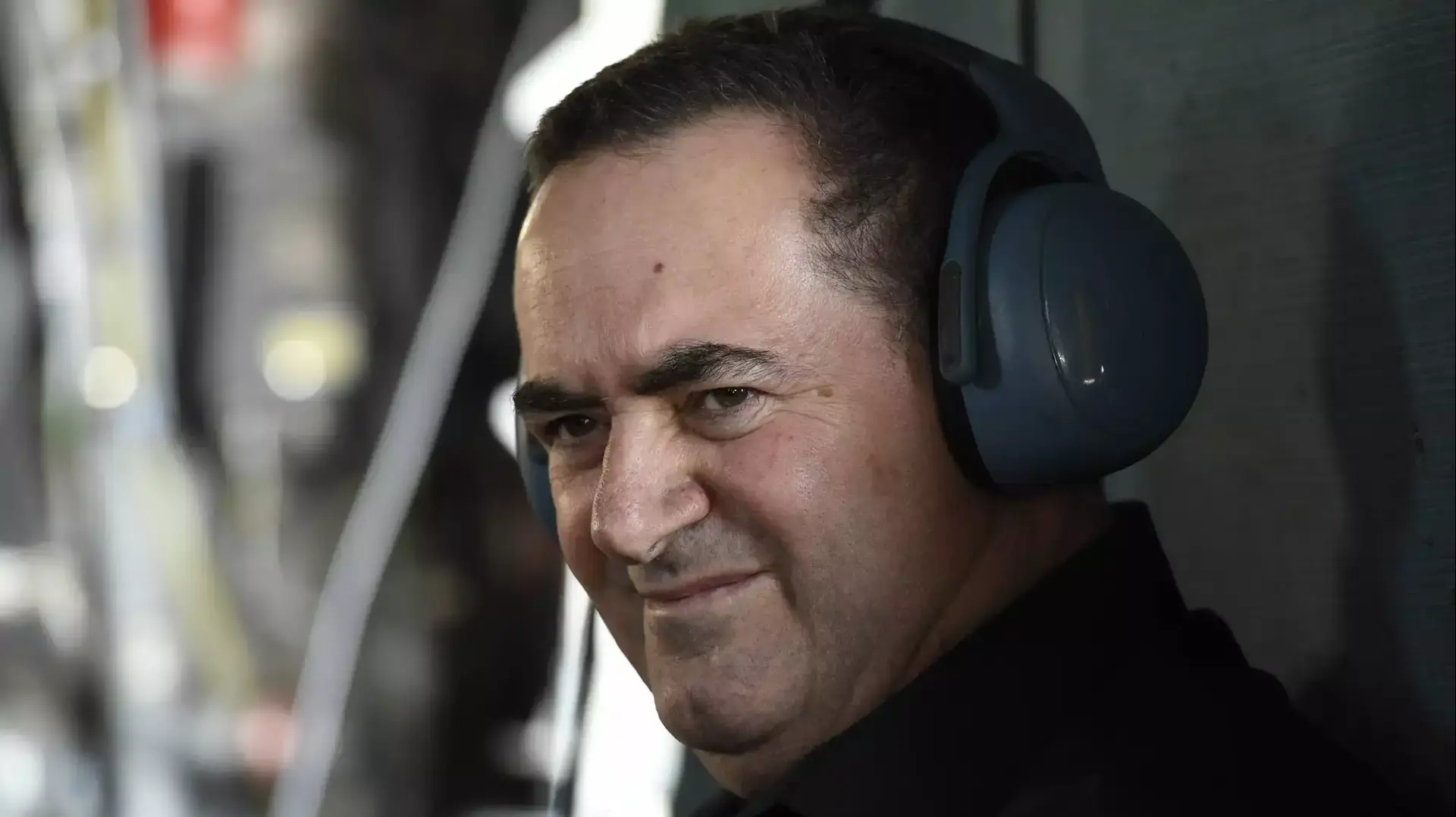השר ישראך כץ עם רוה"מ בנימין נתניהו בסיור מוסק מעל הגבול עם ירדן, ספטמבר 2015 השר ישראך כץ עם רוה"מ בנימין נתניהו בסיור מוסק מעל הגבול עם ירדן, ספטמבר 2015