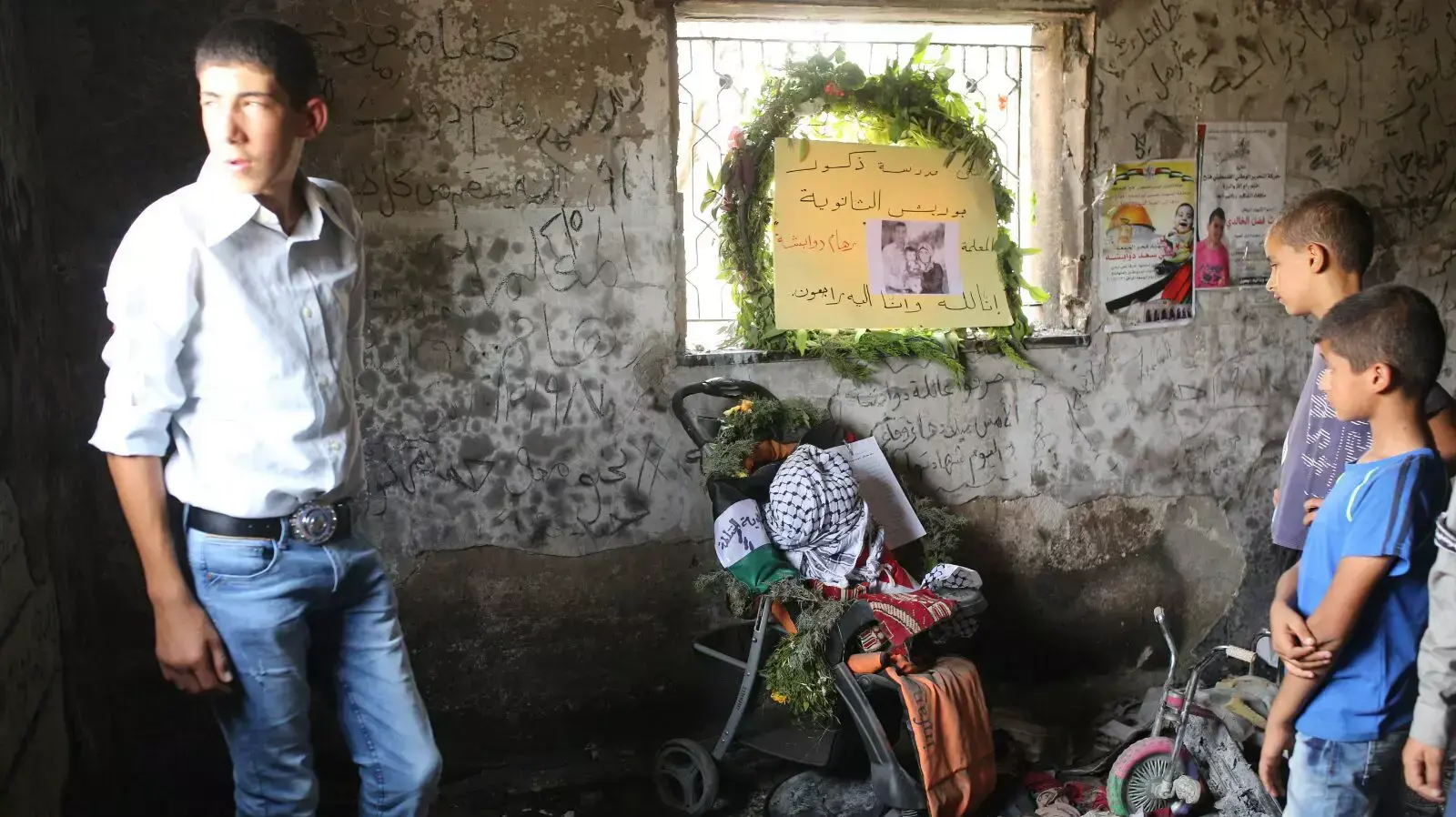 בית משפחת דאוובשה השרוף בדומא, לפני הלוויתה של האם ריהאם. ספטמבר 2015 בית משפחת דאוובשה השרוף בדומא, לפני הלוויתה של האם ריהאם. ספטמבר 2015