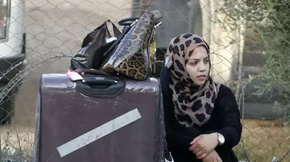 פלסטינית ממתינה במעבר רפיח פלסטינית ממתינה במעבר רפיח
