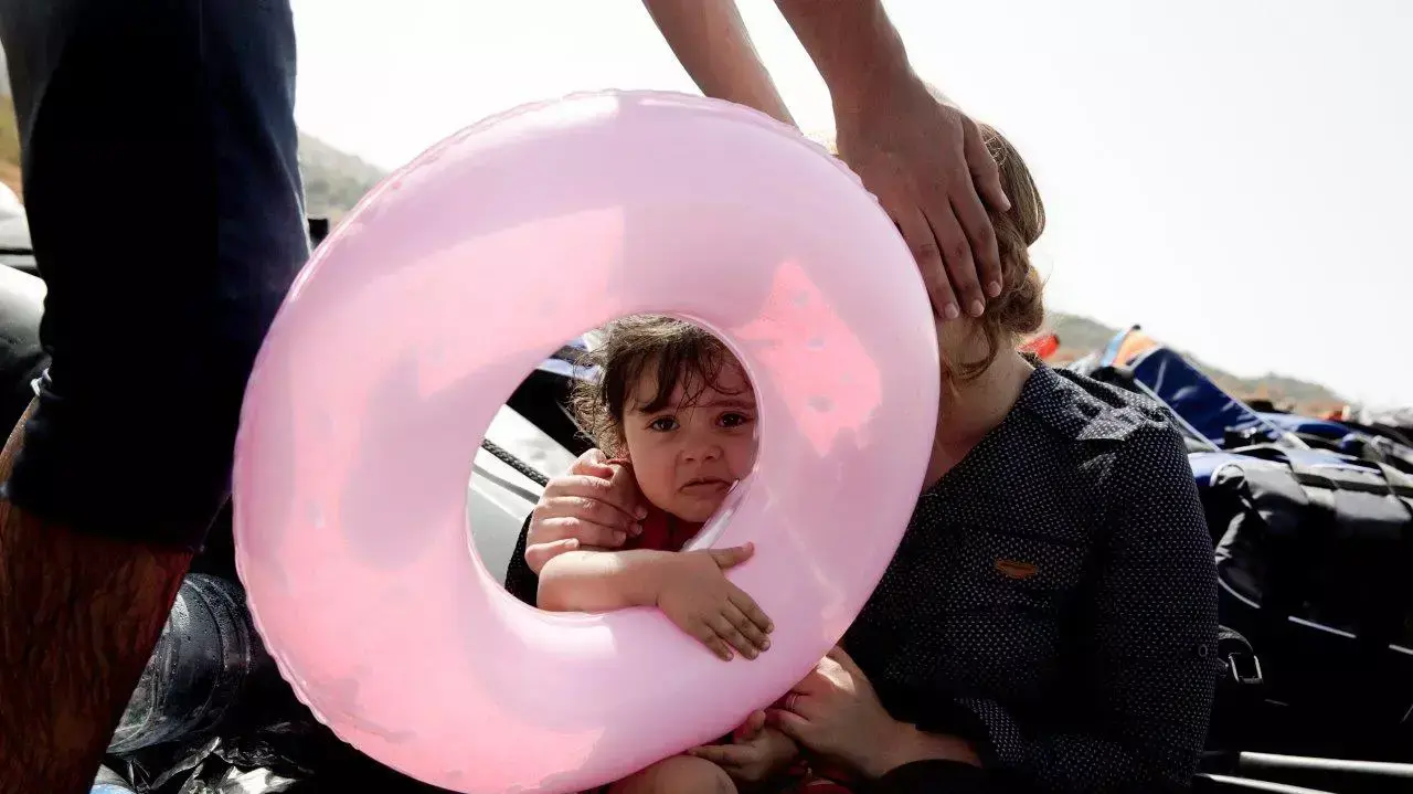 פליטים סורים מגיעים בסירה ליוון, ספטמבר 2015 פליטים סורים מגיעים בסירה ליוון, ספטמבר 2015