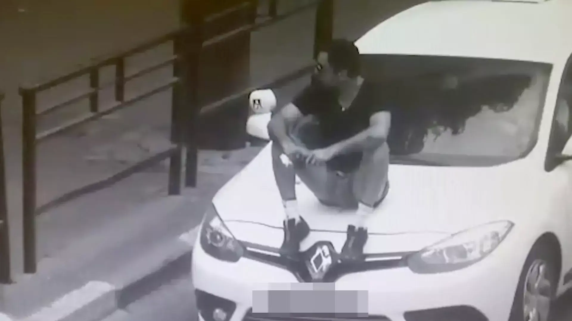 גבר מתפרע ברחובות ראשון לציון. ספטמבר 2015 גבר מתפרע ברחובות ראשון לציון. ספטמבר 2015