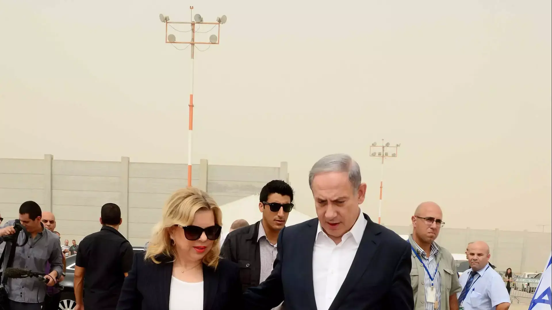 ראש הממשלה ורעייתו ממריאים לביקור בלונדון, 9 בספטמבר 2015 ראש הממשלה ורעייתו ממריאים לביקור בלונדון, 9 בספטמבר 2015