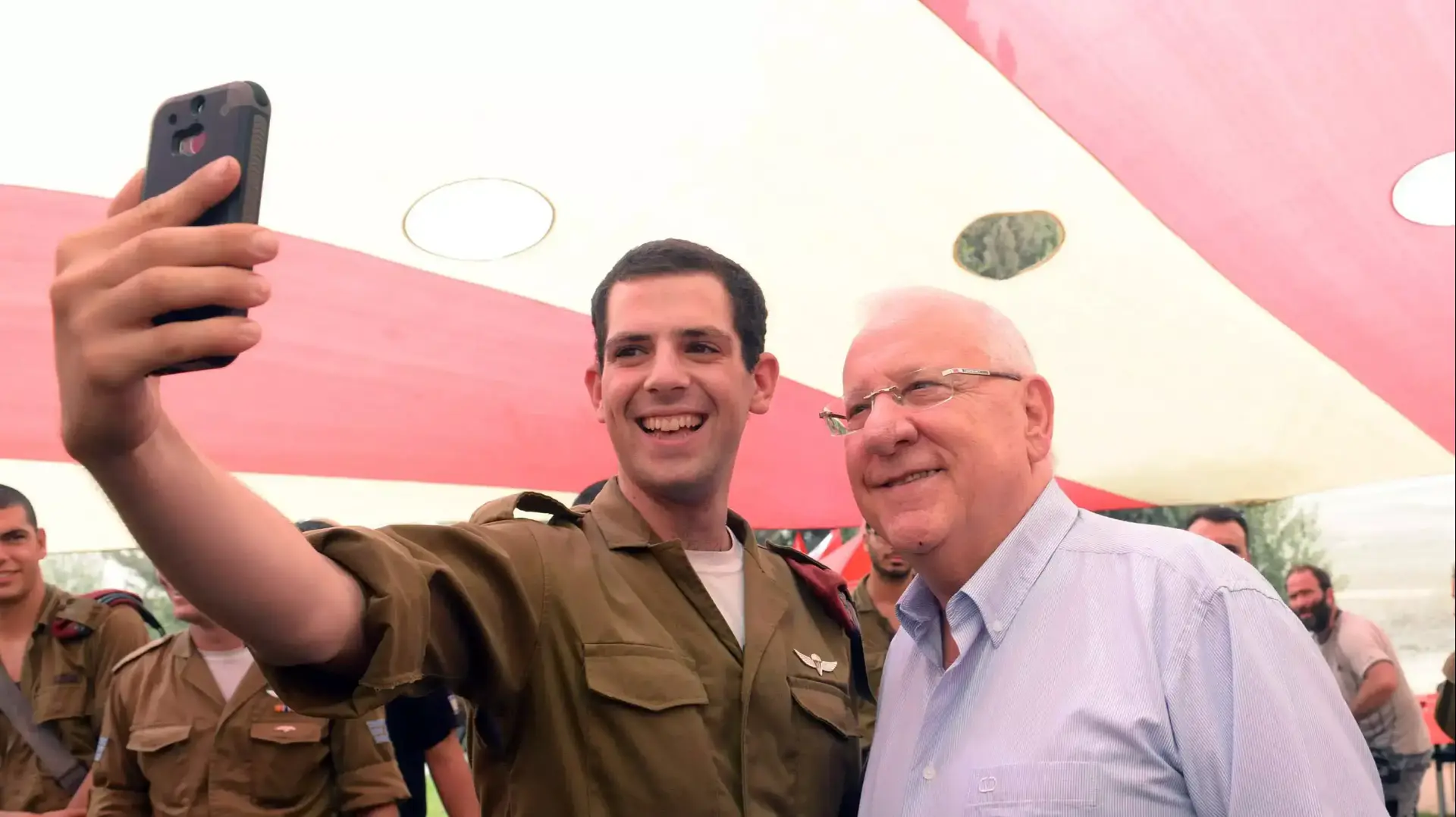 נשיא המדינה הרים כוסית לכבוד ראש השנה עם לוחמי הצנחנים השריון ותצפיתניות המוצבים על גבול רצועת עזה. ספטמבר 2015 נשיא המדינה הרים כוסית לכבוד ראש השנה עם לוחמי הצנחנים השריון ותצפיתניות המוצבים על גבול רצועת עזה. ספטמבר 2015