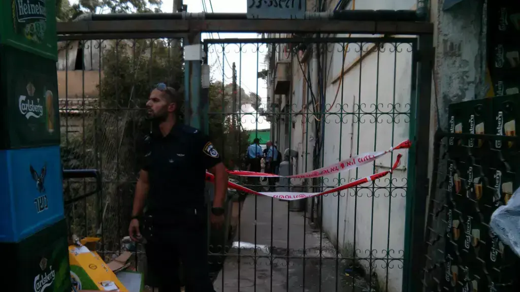 גבר מפתח תקווה חשוד ששיסף את גרונה של אשתו לעיני ילדה בן החמש, ספטמבר 2015 גבר מפתח תקווה חשוד ששיסף את גרונה של אשתו לעיני ילדה בן החמש, ספטמבר 2015