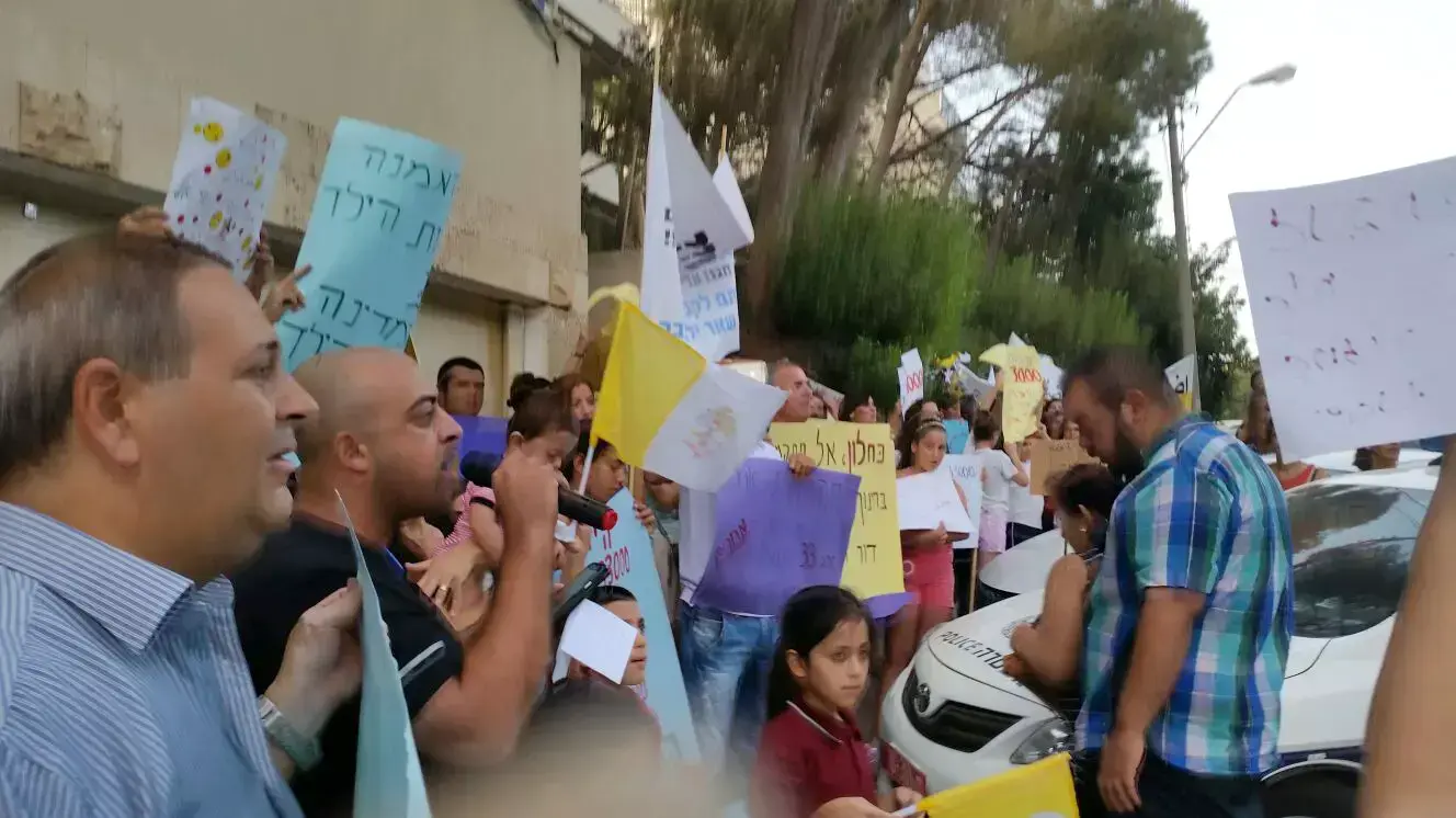 נוצרים מפגינים מול בית שר האוצר משה כחלון בחיפה, ספטמבר 2015 נוצרים מפגינים מול בית שר האוצר משה כחלון בחיפה, ספטמבר 2015