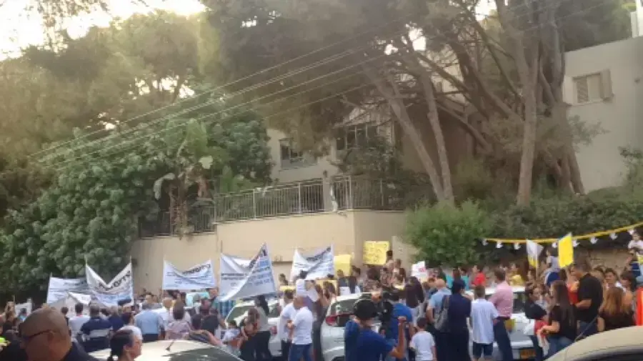 נוצרים מפגינים מול בית שר האוצר משה כחלון בחיפה, ספטמבר 2015 נוצרים מפגינים מול בית שר האוצר משה כחלון בחיפה, ספטמבר 2015