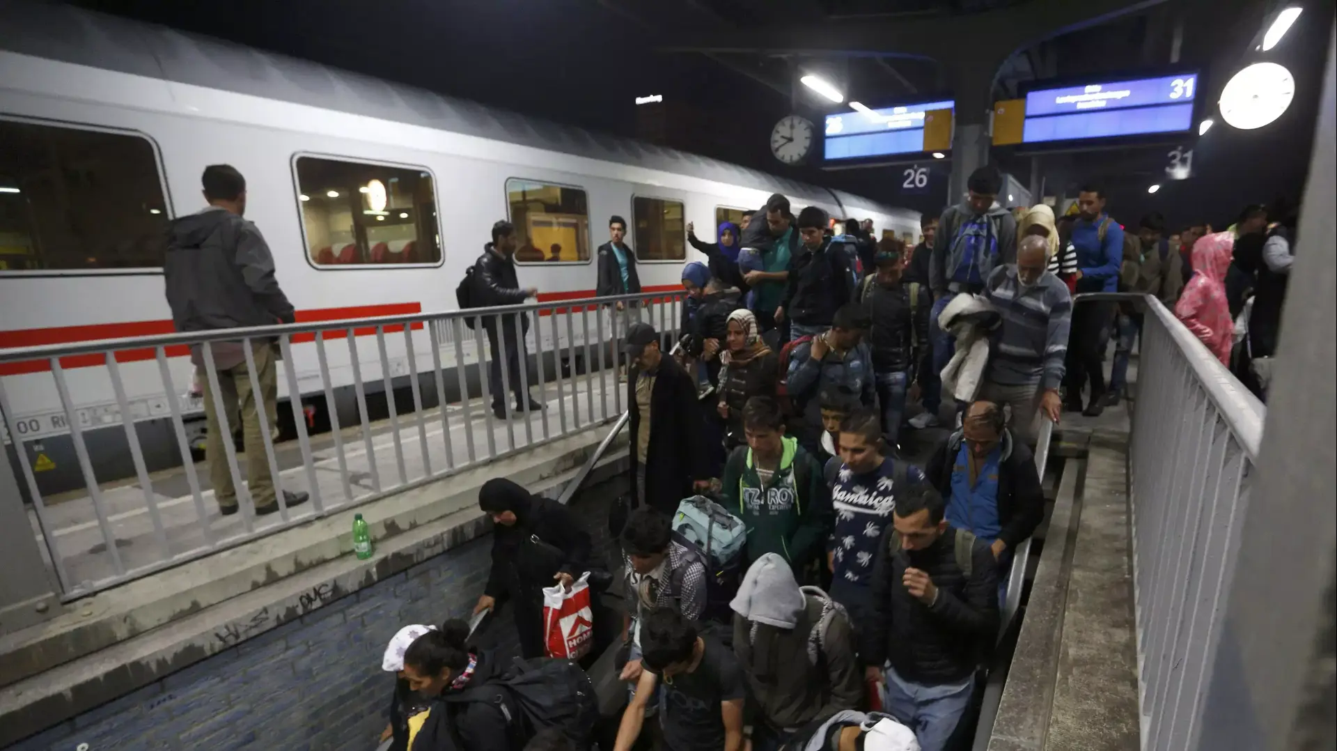 מהגרים בתחנת הרכבת בעיר דורטמונד שבגרמניה, 14 בספטמבר 2015 מהגרים בתחנת הרכבת בעיר דורטמונד שבגרמניה, 14 בספטמבר 2015
