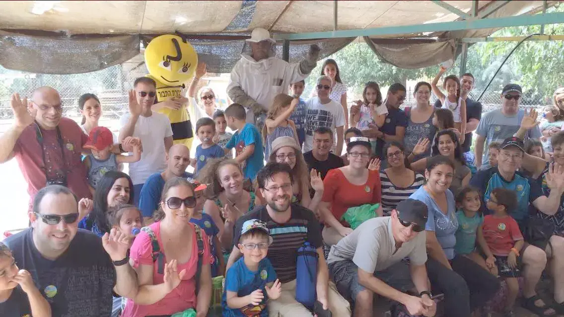 משפחות ביקרו במכוורות של מועצת הדבש בראש השנה, 14 בספטמבר 2015 משפחות ביקרו במכוורות של מועצת הדבש בראש השנה, 14 בספטמבר 2015