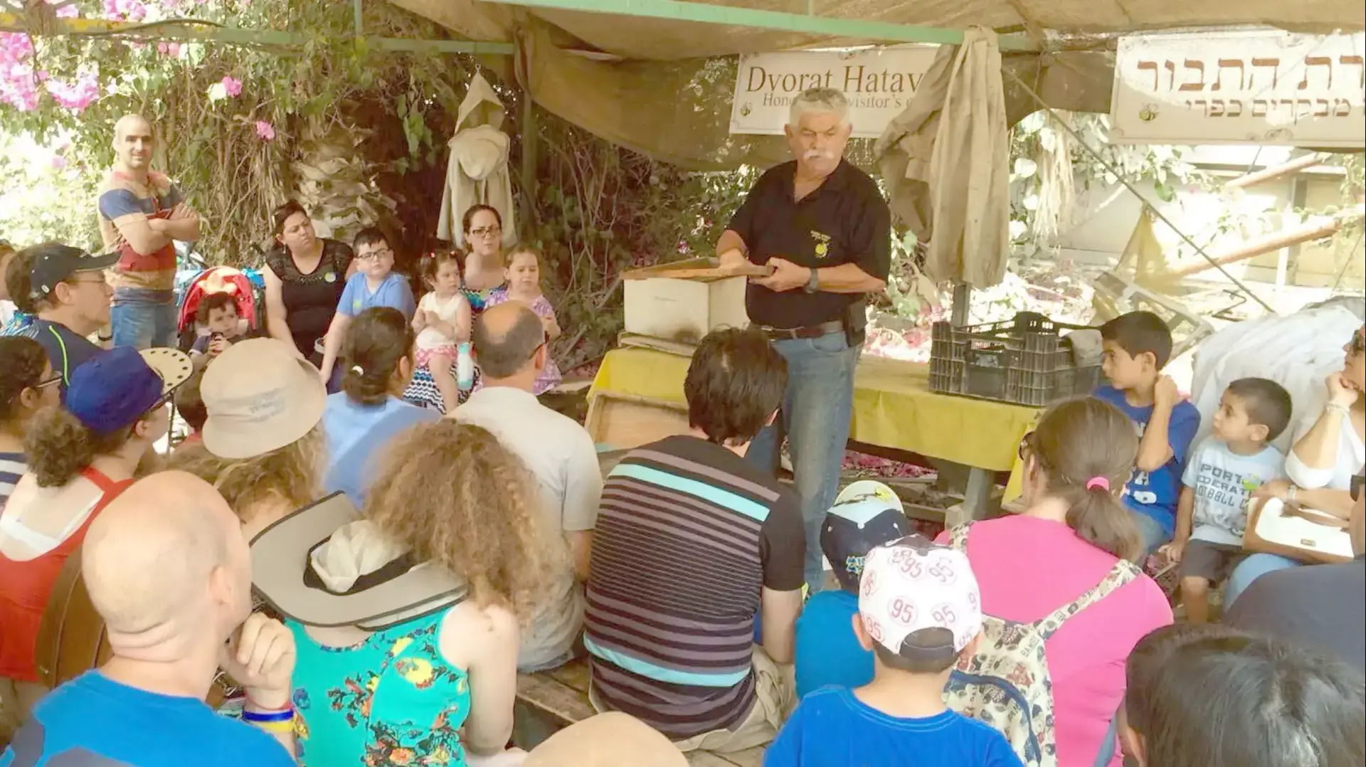 משפחות ביקרו במכוורות של מועצת הדבש בראש השנה, 14 בספטמבר 2015 משפחות ביקרו במכוורות של מועצת הדבש בראש השנה, 14 בספטמבר 2015