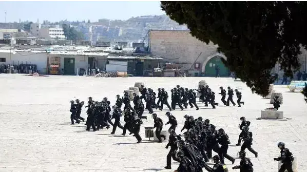 עימותים בין שוטרים לערבים בהר הבית ובעיר העתיקה בירושלים, 15 בספטמבר 2015. עימותים בין שוטרים לערבים בהר הבית ובעיר העתיקה בירושלים, 15 בספטמבר 2015.
