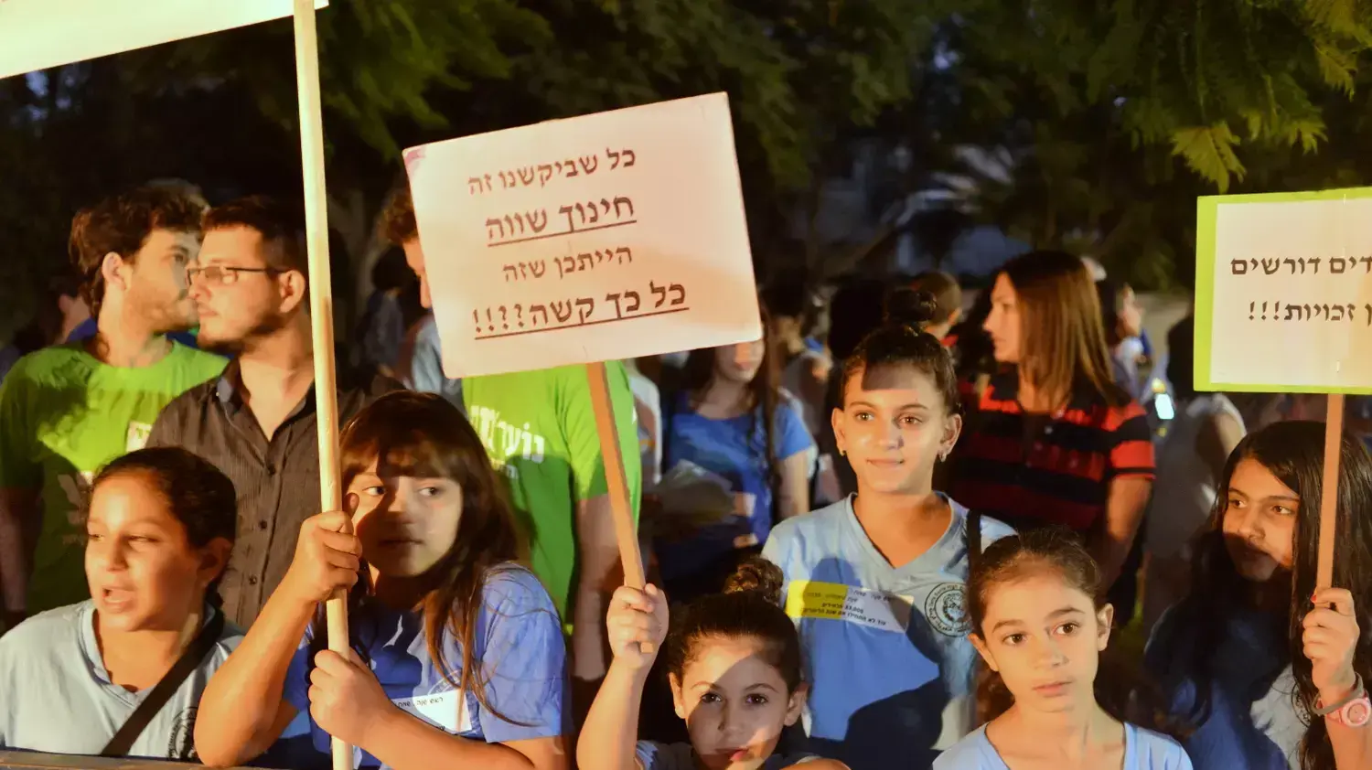 תלמידים נוצרים מפגינים מול ביתו של שר החינוך נפתלי בנט, 15 בספטמבר 2015 תלמידים נוצרים מפגינים מול ביתו של שר החינוך נפתלי בנט, 15 בספטמבר 2015