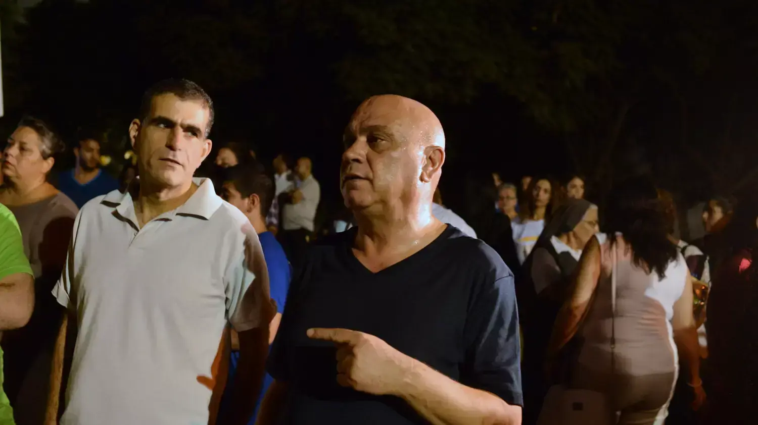 תלמידים נוצרים מפגינים מול ביתו של שר החינוך נפתלי בנט, 15 בספטמבר 2015 תלמידים נוצרים מפגינים מול ביתו של שר החינוך נפתלי בנט, 15 בספטמבר 2015