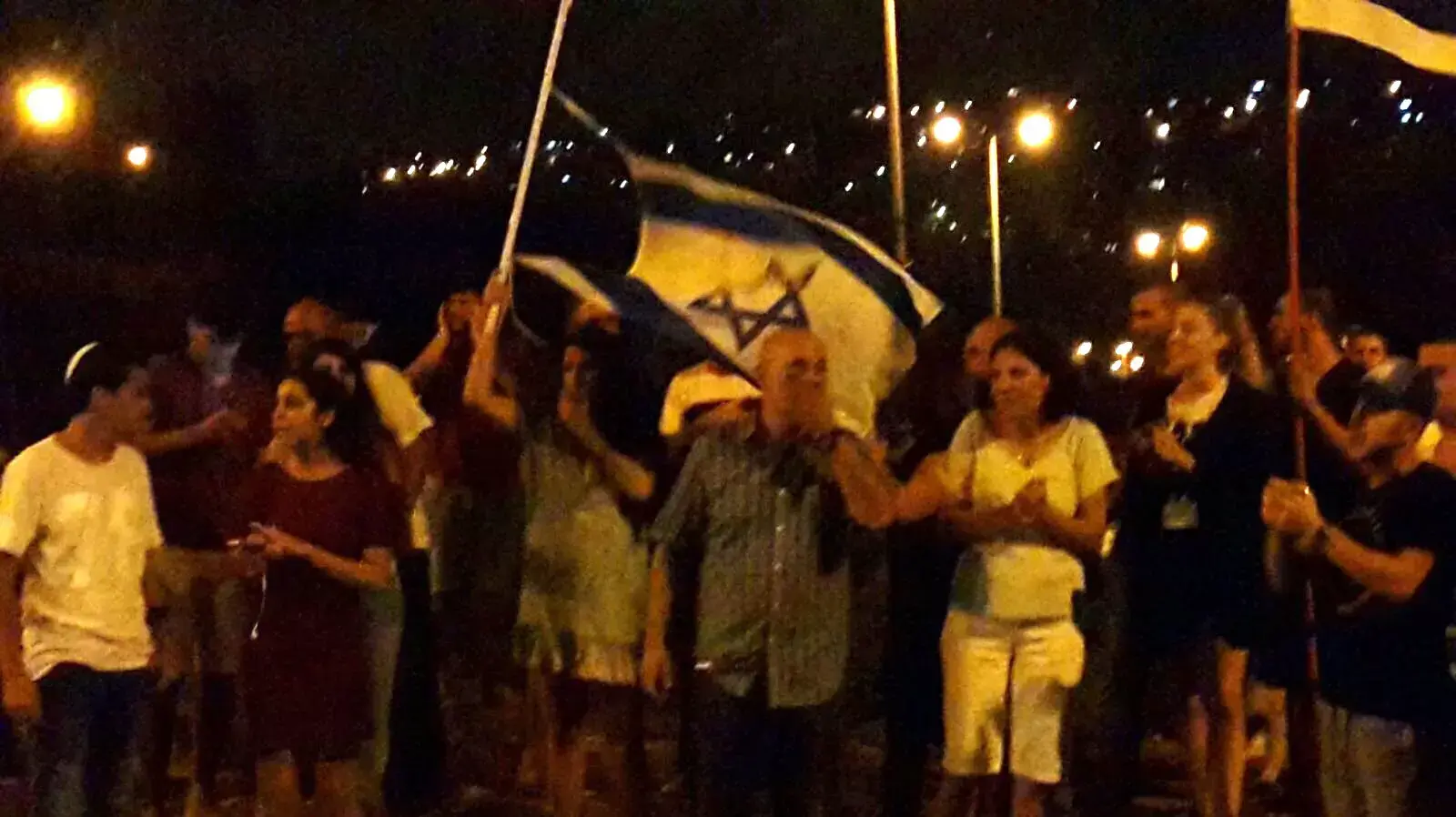 תושבי שכונת ארמון הנציב בירושלים מפגינים נגד יידוי אבנים, 15 בספטמבר 2015 תושבי שכונת ארמון הנציב בירושלים מפגינים נגד יידוי אבנים, 15 בספטמבר 2015