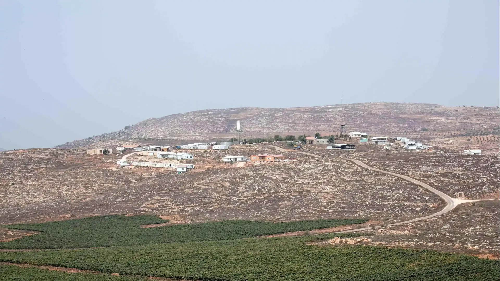 תצפית על אש קודש דרך שדות המריבה, ספטמבר 2015 תצפית על אש קודש דרך שדות המריבה, ספטמבר 2015