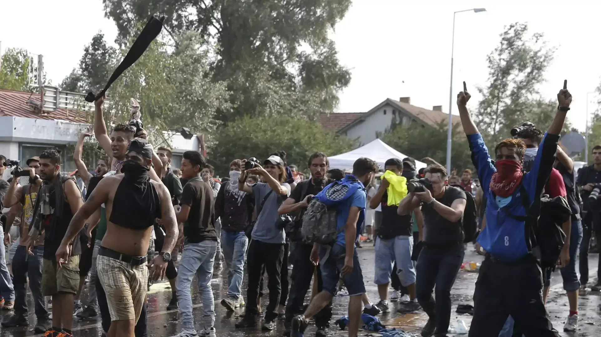 מהגרים שספגו מים ממשטרת הונגריה בצדו הסרבי של הגבול, 16 בספטמבר 2015