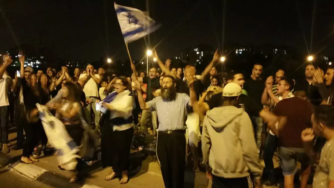 עשרות מפגינים בסמוך למקום הפיגוע בארמון הנציב, 16 בספטמבר 2015 עשרות מפגינים בסמוך למקום הפיגוע בארמון הנציב, 16 בספטמבר 2015