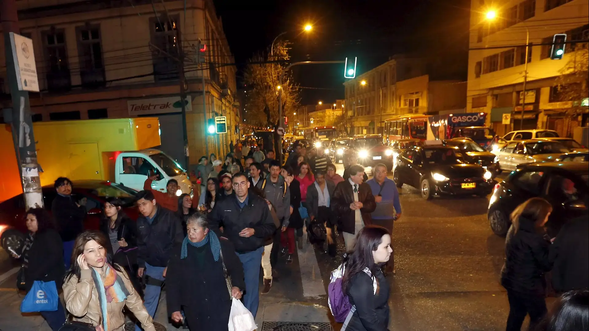 תושבים בעיר החוף ולפראיסו שבצ'ילה מתפנים מבתיהם לאחר רעידת האדמה שהכתה במדינה, ספטמבר 2015 תושבים בעיר החוף ולפראיסו שבצ'ילה מתפנים מבתיהם לאחר רעידת האדמה שהכתה במדינה, ספטמבר 2015