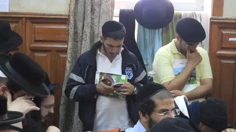 תפילות בקבר רבי נחמן באומן לשלומו של הנעדר אמיר אוחנה, 17 בספטמבר 2015