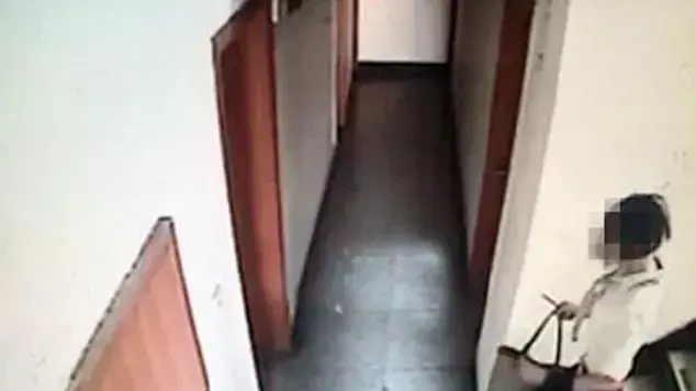 האישה נתפסה במצלמות האבטחה לאחר שחתכה את איבר מינו של המאהב שלה האישה נתפסה במצלמות האבטחה לאחר שחתכה את איבר מינו של המאהב שלה