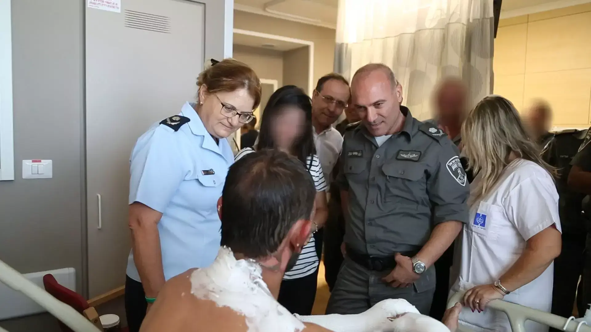 מפקד משמר הגבול מבקר בשערי צדק את שוטרי מג"ב שנפצעו בהפרות סדר במזרח ירושלים, 19 בספטמבר 2015 מפקד משמר הגבול מבקר בשערי צדק את שוטרי מג"ב שנפצעו בהפרות סדר במזרח ירושלים, 19 בספטמבר 2015