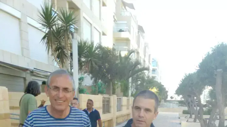 תא"ל במילואים גל הירש בביקור ניחומים בביתו של השופט מישאל חשין בהרצליה, 19 בספטמבר 2015 תא"ל במילואים גל הירש בביקור ניחומים בביתו של השופט מישאל חשין בהרצליה, 19 בספטמבר 2015