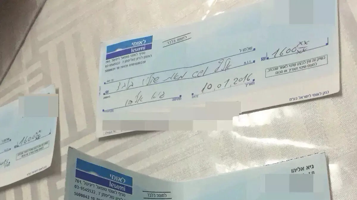 צ'קים של איש התחזוקה גיא אליהו התובע בגין העסקתו במעון ראש הממשלה. 20 בספטמבר 2015. צ'קים של איש התחזוקה גיא אליהו התובע בגין העסקתו במעון ראש הממשלה. 20 בספטמבר 2015.