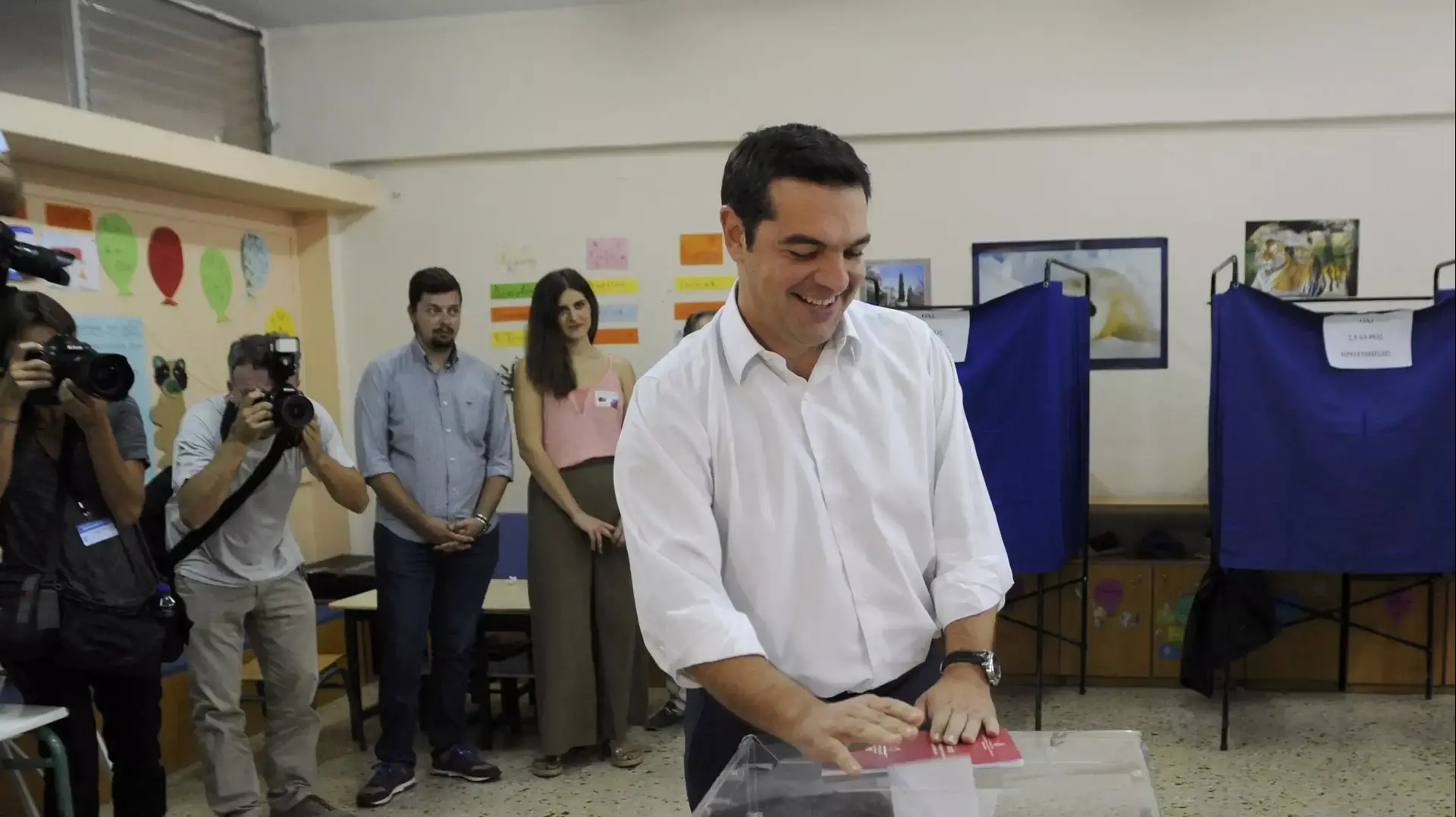 אלכסיס ציפראס, ראש ממשלת יוון, מצביע באתונה הבוקר בבחירות, 20 בספטמבר 2015 אלכסיס ציפראס, ראש ממשלת יוון, מצביע באתונה הבוקר בבחירות, 20 בספטמבר 2015