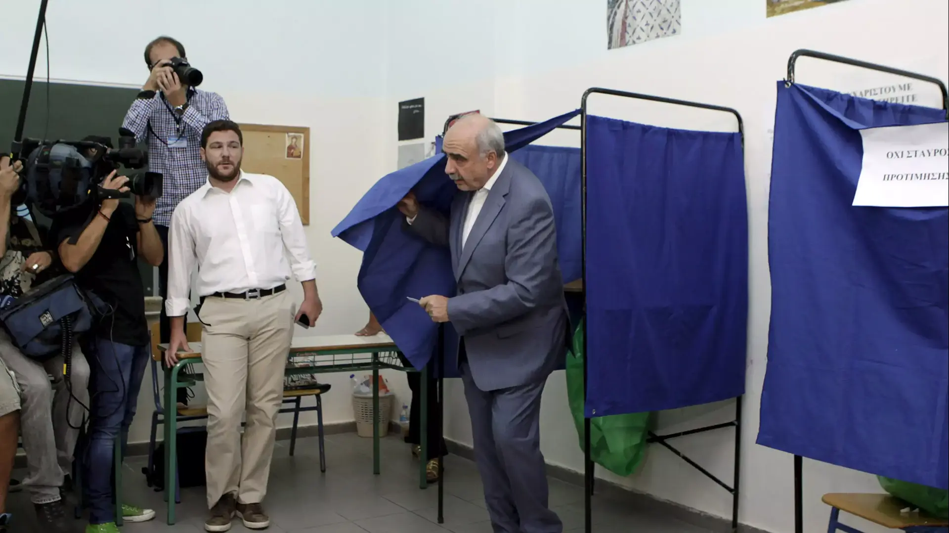 ונגליס מיימראקיס, ראש מפלגת הדמוקרטיה החדשה ביוון, מצביע בבחירות. 20 בספטמבר 2015 ונגליס מיימראקיס, ראש מפלגת הדמוקרטיה החדשה ביוון, מצביע בבחירות. 20 בספטמבר 2015