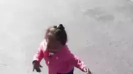 ילדה מפחדת מהצל של עצמה ילדה מפחדת מהצל של עצמה
