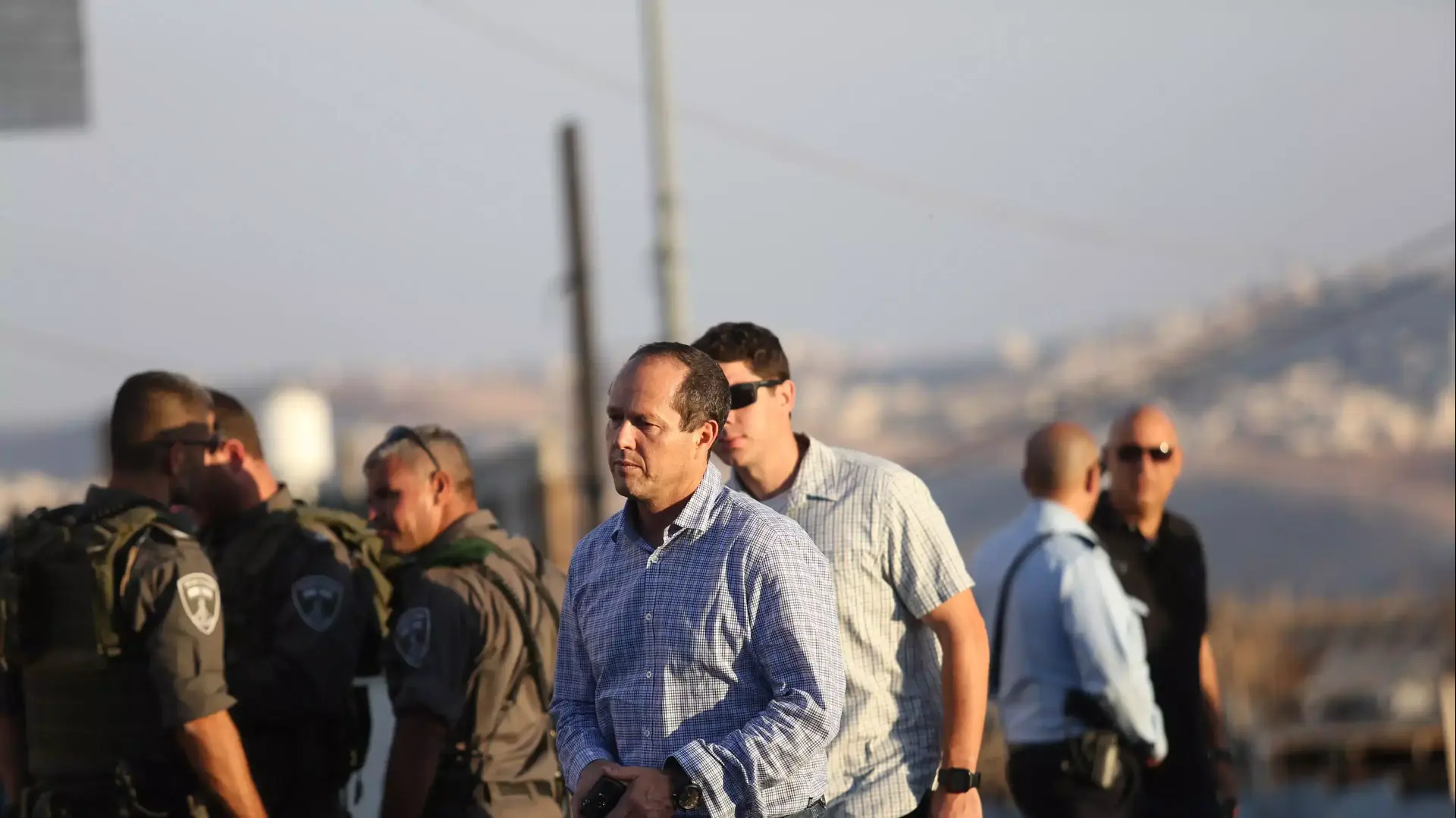 ראש עיריית ירושלים ניר ברקת באזור הפרות הסדר בשכונת ג'בל מוכבר בדרום-מזרח ירושלים, 18 בספטמבר 2015 ראש עיריית ירושלים ניר ברקת באזור הפרות הסדר בשכונת ג'בל מוכבר בדרום-מזרח ירושלים, 18 בספטמבר 2015
