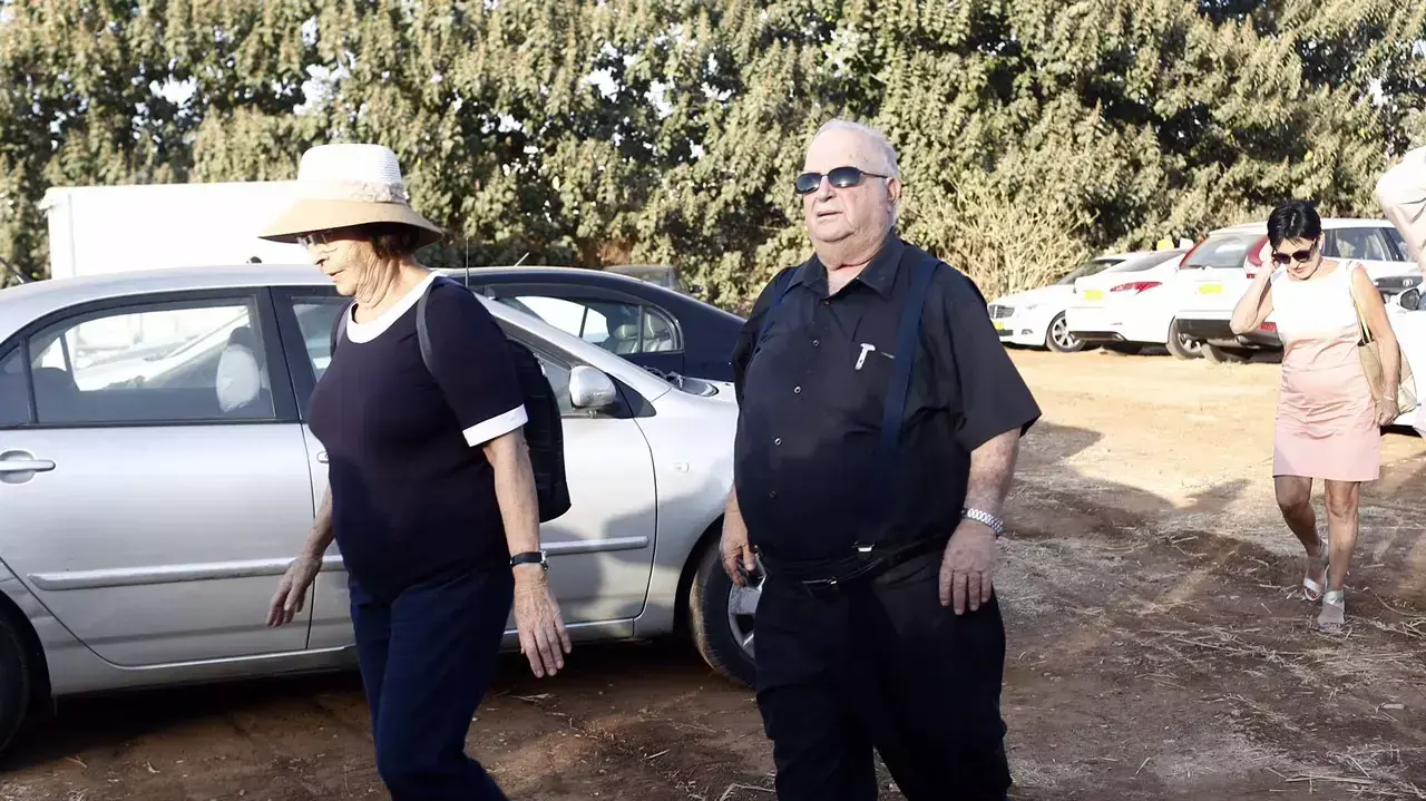 אברהם בייגה שוחט, הלווית השופט מישאל חשין, בית העלמין קיבוץ גבעת השלושה, 20 בספטמבר 2015 אברהם בייגה שוחט, הלווית השופט מישאל חשין, בית העלמין קיבוץ גבעת השלושה, 20 בספטמבר 2015