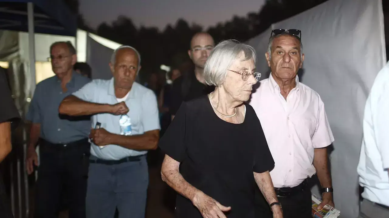 הלווית השופט מישאל חשין, בית העלמין קיבוץ גבעת השלושה, 20 בספטמבר 2015 הלווית השופט מישאל חשין, בית העלמין קיבוץ גבעת השלושה, 20 בספטמבר 2015