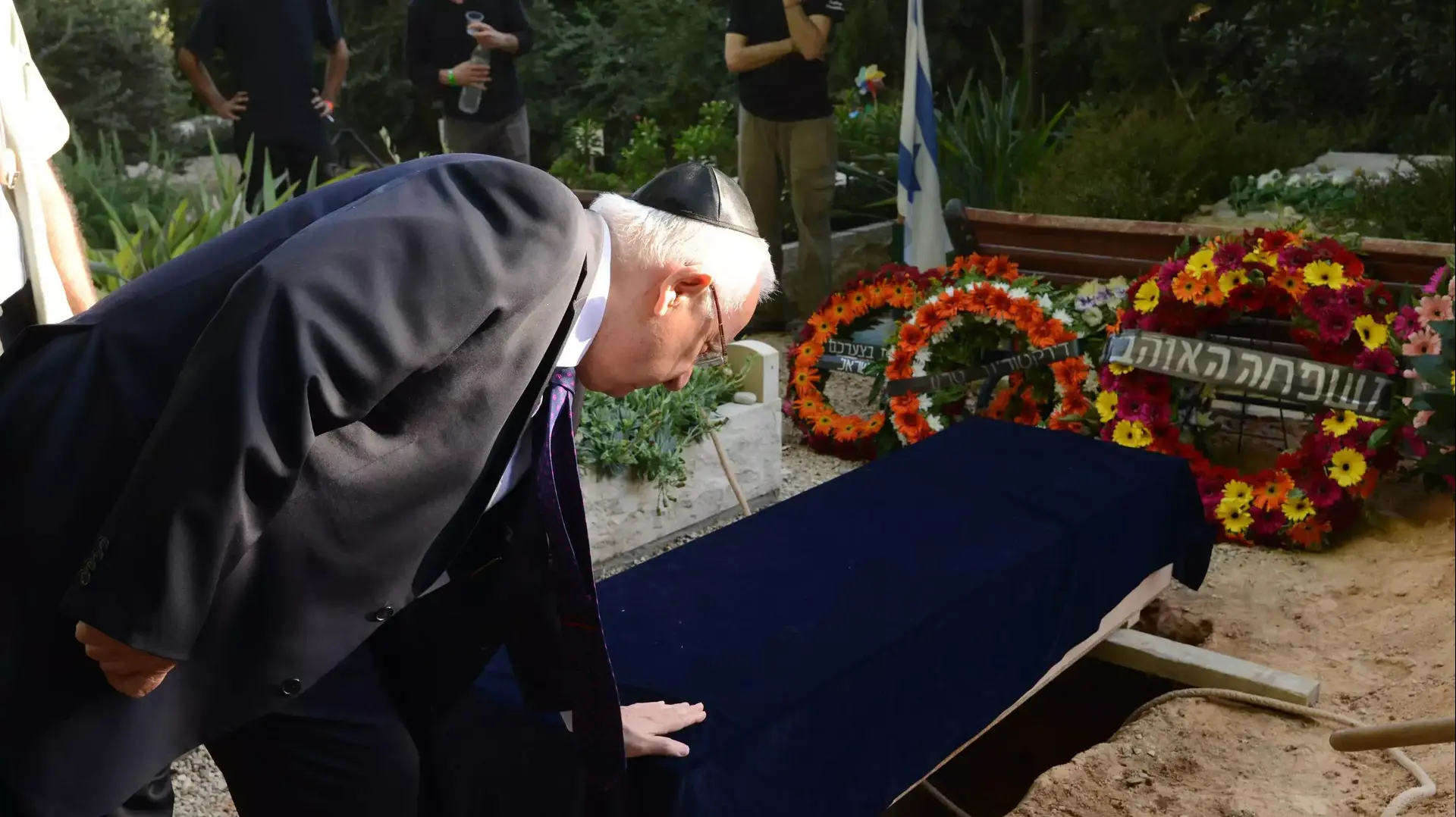 נשיא המדינה ראובן ריבלין חולק כבוד אחרון לשופט חשין, בית העלמין בקיבות גבעת השלושה, 20 בספטמבר 2015 נשיא המדינה ראובן ריבלין חולק כבוד אחרון לשופט חשין, בית העלמין בקיבות גבעת השלושה, 20 בספטמבר 2015