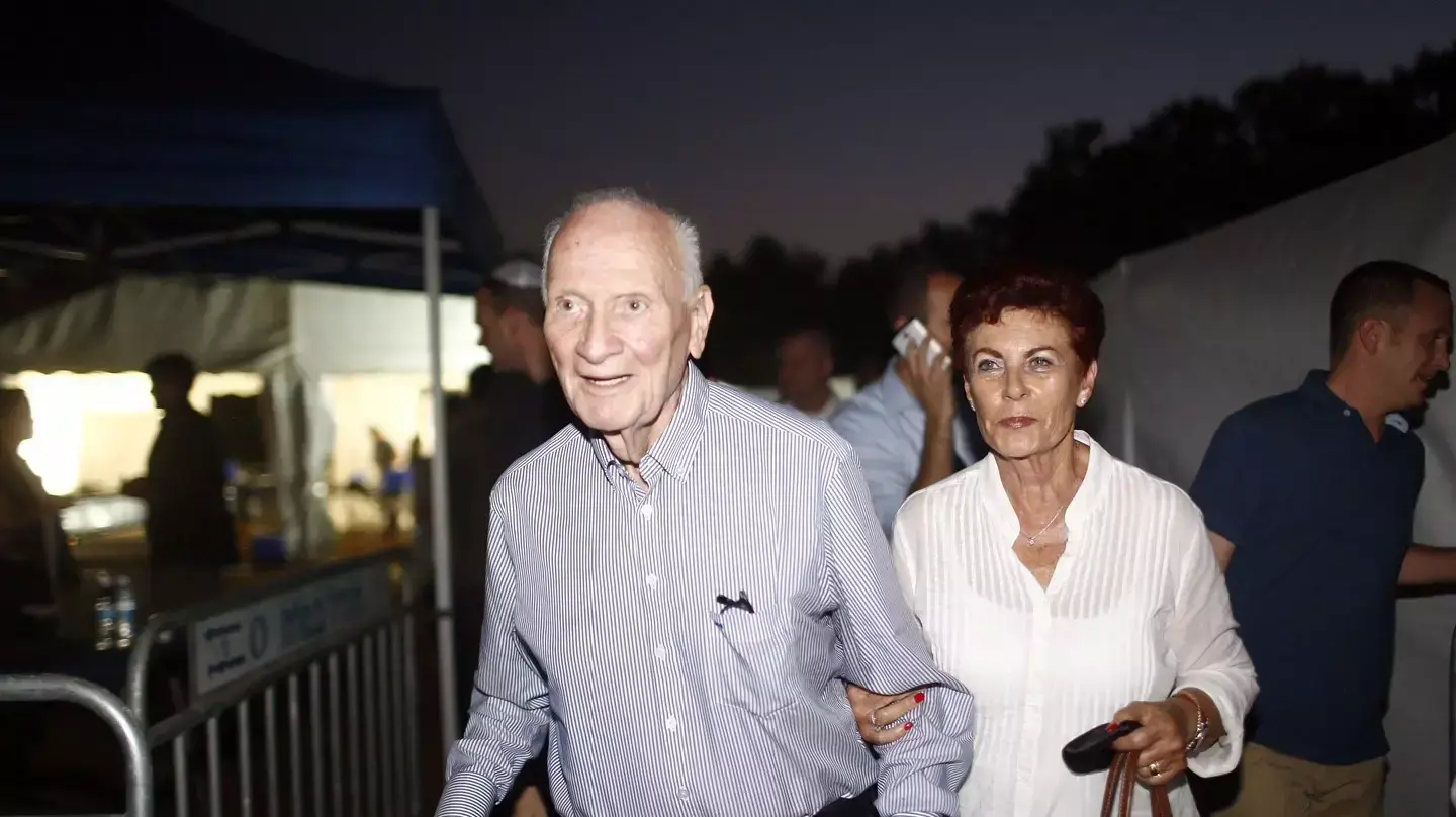 השופט מאיר שמגר, הלווית השופט מישאל חשין, בית העלמין קיבוץ גבעת השלושה, 20 בספטמבר 2015 השופט מאיר שמגר, הלווית השופט מישאל חשין, בית העלמין קיבוץ גבעת השלושה, 20 בספטמבר 2015