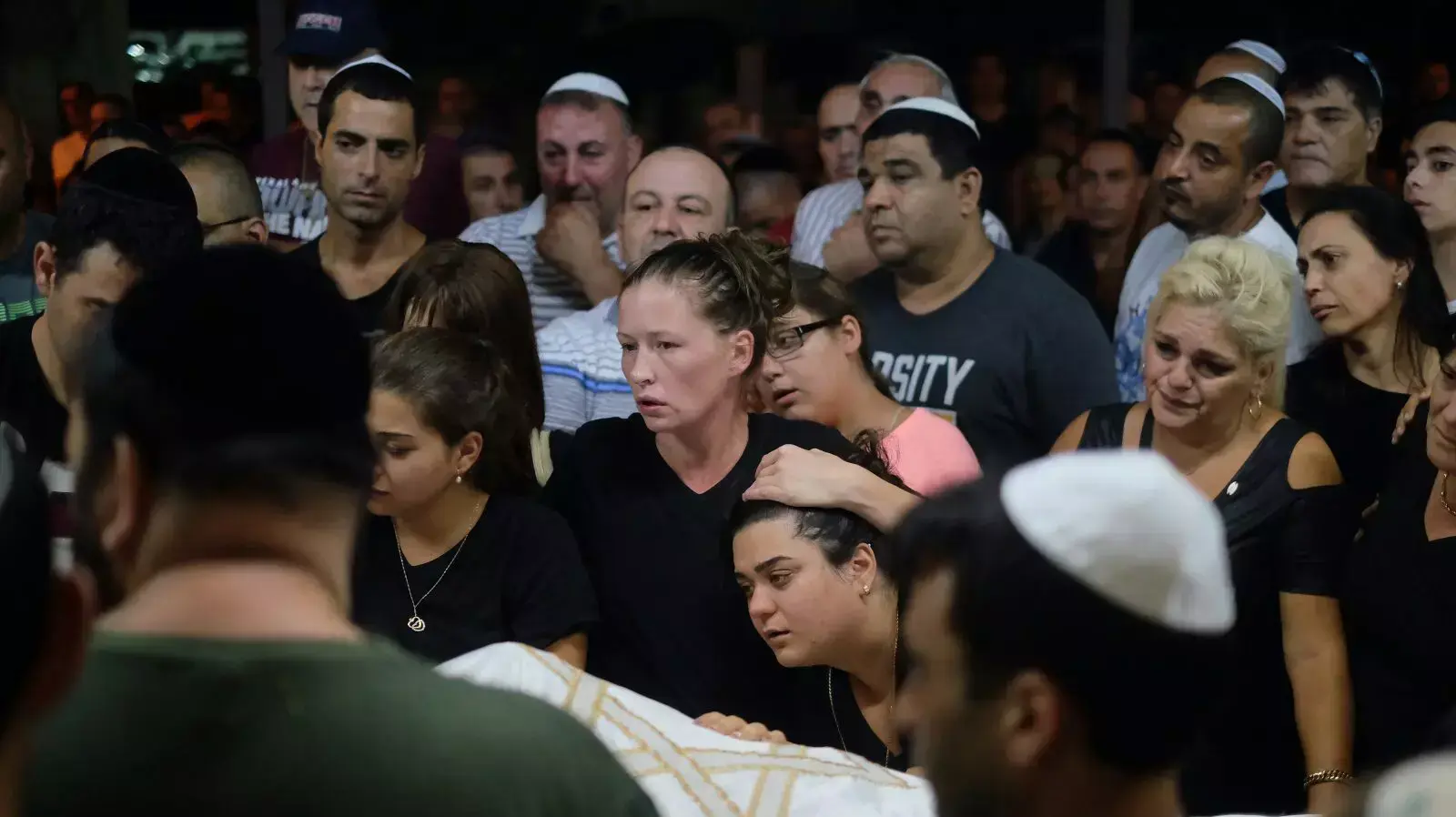 הלווייתה של לבנה ג'הן שמתה מפצעיה לאחר שנפגעה בפיצוץ בלון הגז בגן יבנה. 20 בספטמבר 2015. הלווייתה של לבנה ג'הן שמתה מפצעיה לאחר שנפגעה בפיצוץ בלון הגז בגן יבנה. 20 בספטמבר 2015.