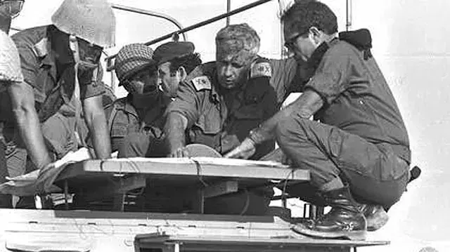 האלוף אריאל שרון והאלוף שמואל גונן (גורודיש),  במהלך מלחמת יום כיפור. סיני, 10 לאוקטובר 1973