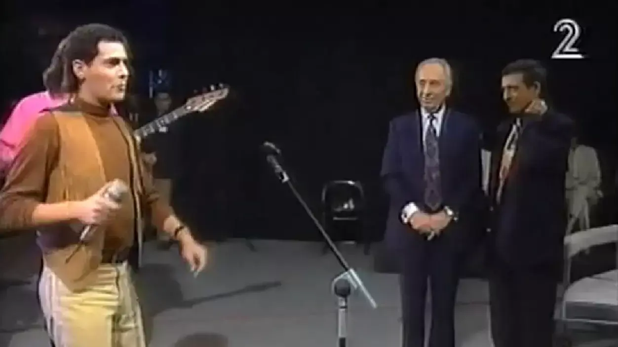 הזמר ישי לוי מבצע את השיר ?שלום לך עזה? בפני שמעון פרס בתכנית של דן מרגלית בערוץ 2 בשנות התשעים הזמר ישי לוי מבצע את השיר ?שלום לך עזה? בפני שמעון פרס בתכנית של דן מרגלית בערוץ 2 בשנות התשעים