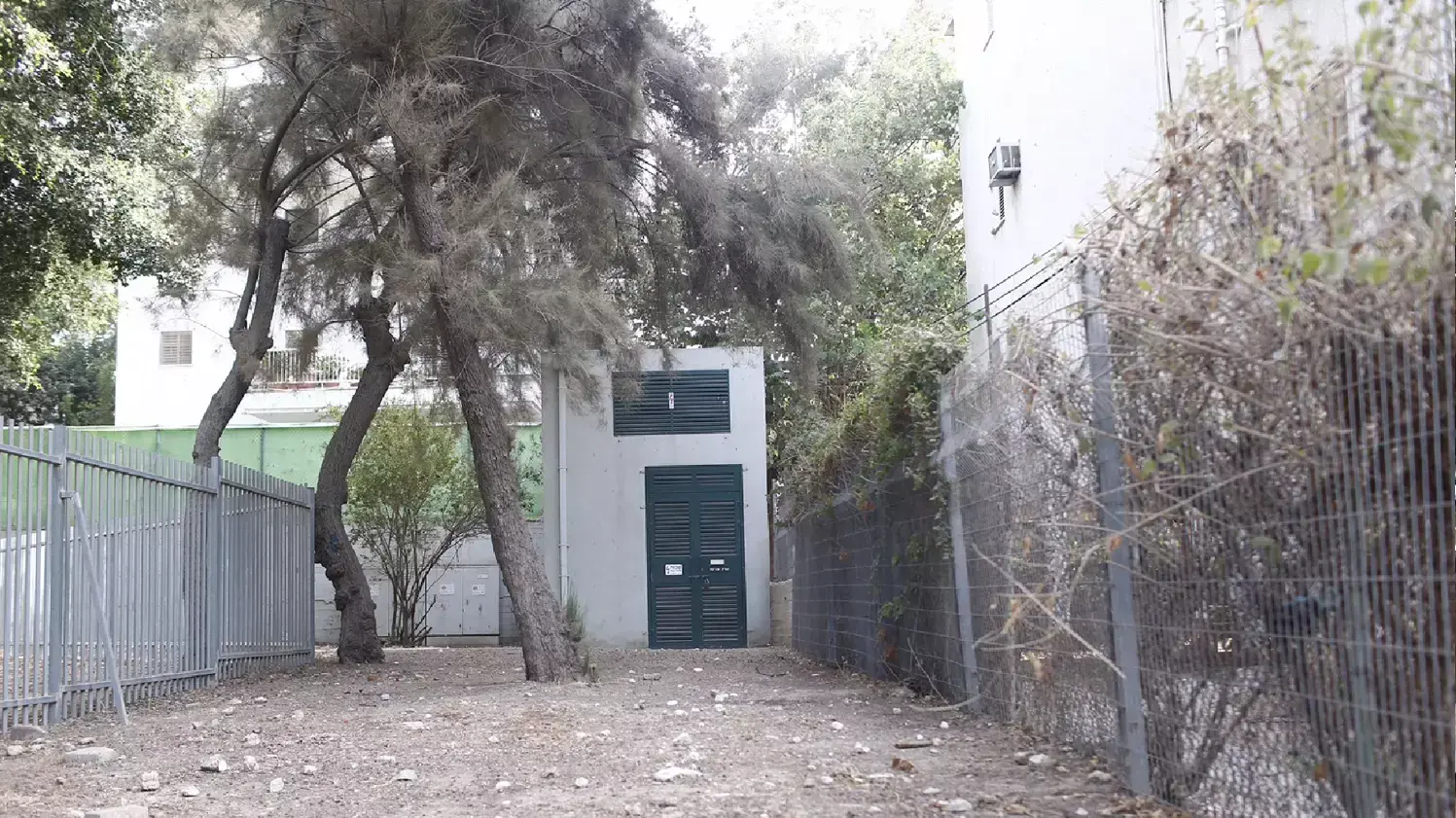 שנאי ענק סמוך לבית הספר אוסישקין, תל אביב. ספטמבר 2015 שנאי ענק סמוך לבית הספר אוסישקין, תל אביב. ספטמבר 2015