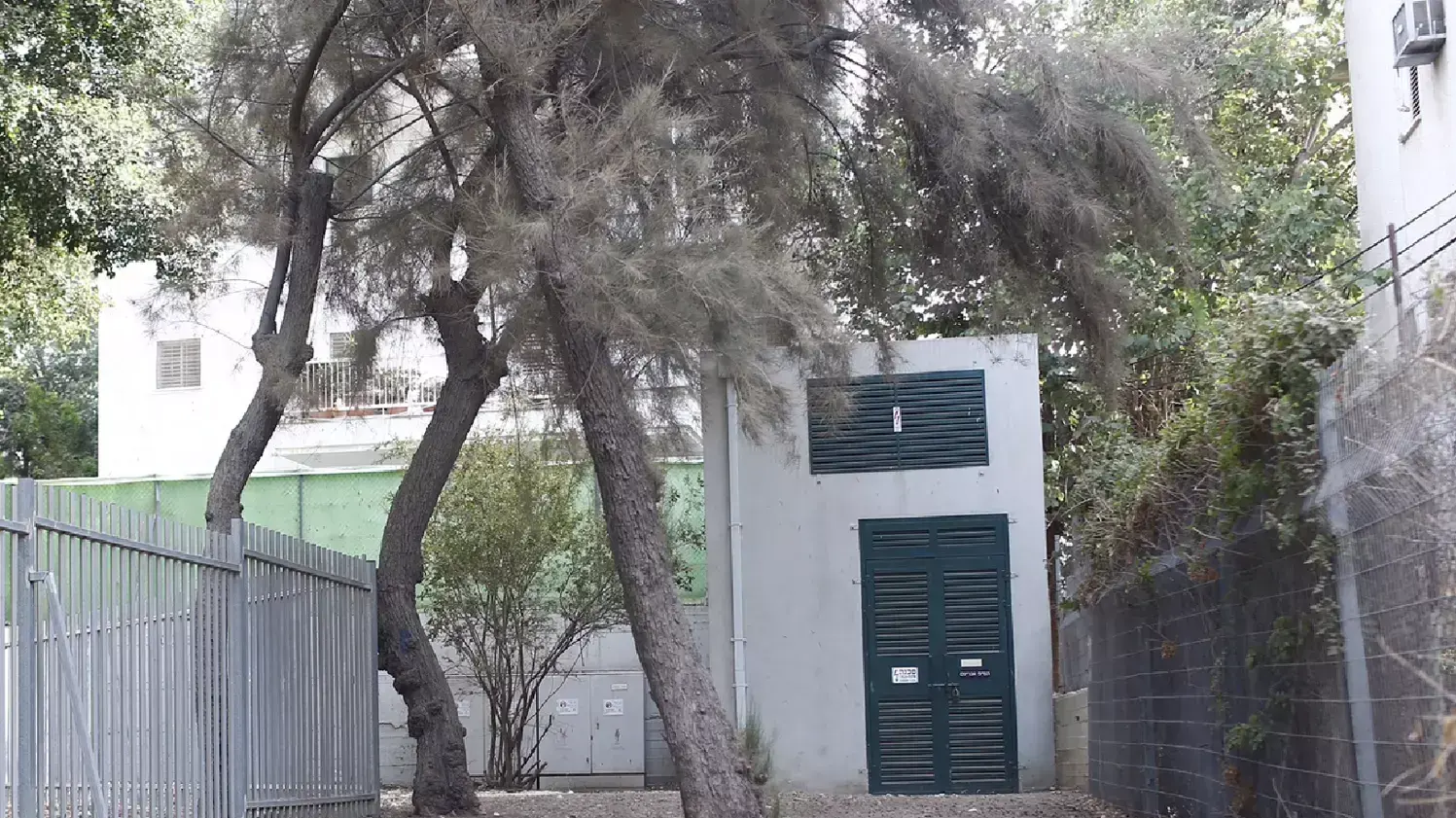 שנאי ענק סמוך לבית הספר אוסישקין, תל אביב. ספטמבר 2015 שנאי ענק סמוך לבית הספר אוסישקין, תל אביב. ספטמבר 2015