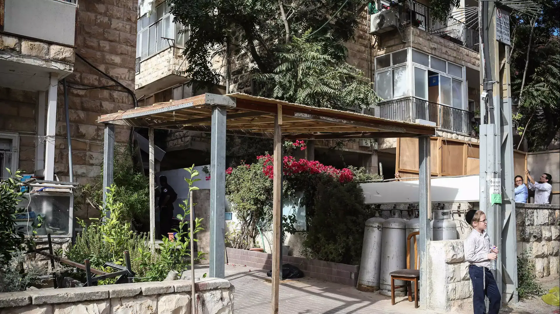 התחשמלות במהלך בניית סוכה, ירושלים. ספטמבר 2015 התחשמלות במהלך בניית סוכה, ירושלים. ספטמבר 2015