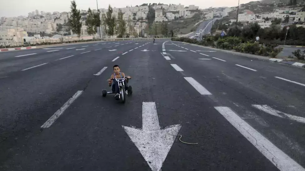 נער רוכב על אופניים בכביש הריק, במהלך יום הכיפורים. ספטמבר 2015 נער רוכב על אופניים בכביש הריק, במהלך יום הכיפורים. ספטמבר 2015