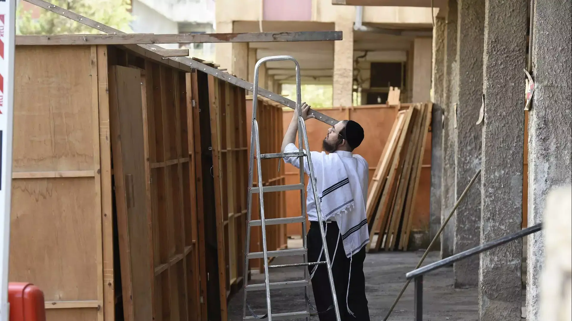 הכנות לקראת חג הסוכות בבני ברק. ספטמבר 2015 הכנות לקראת חג הסוכות בבני ברק. ספטמבר 2015