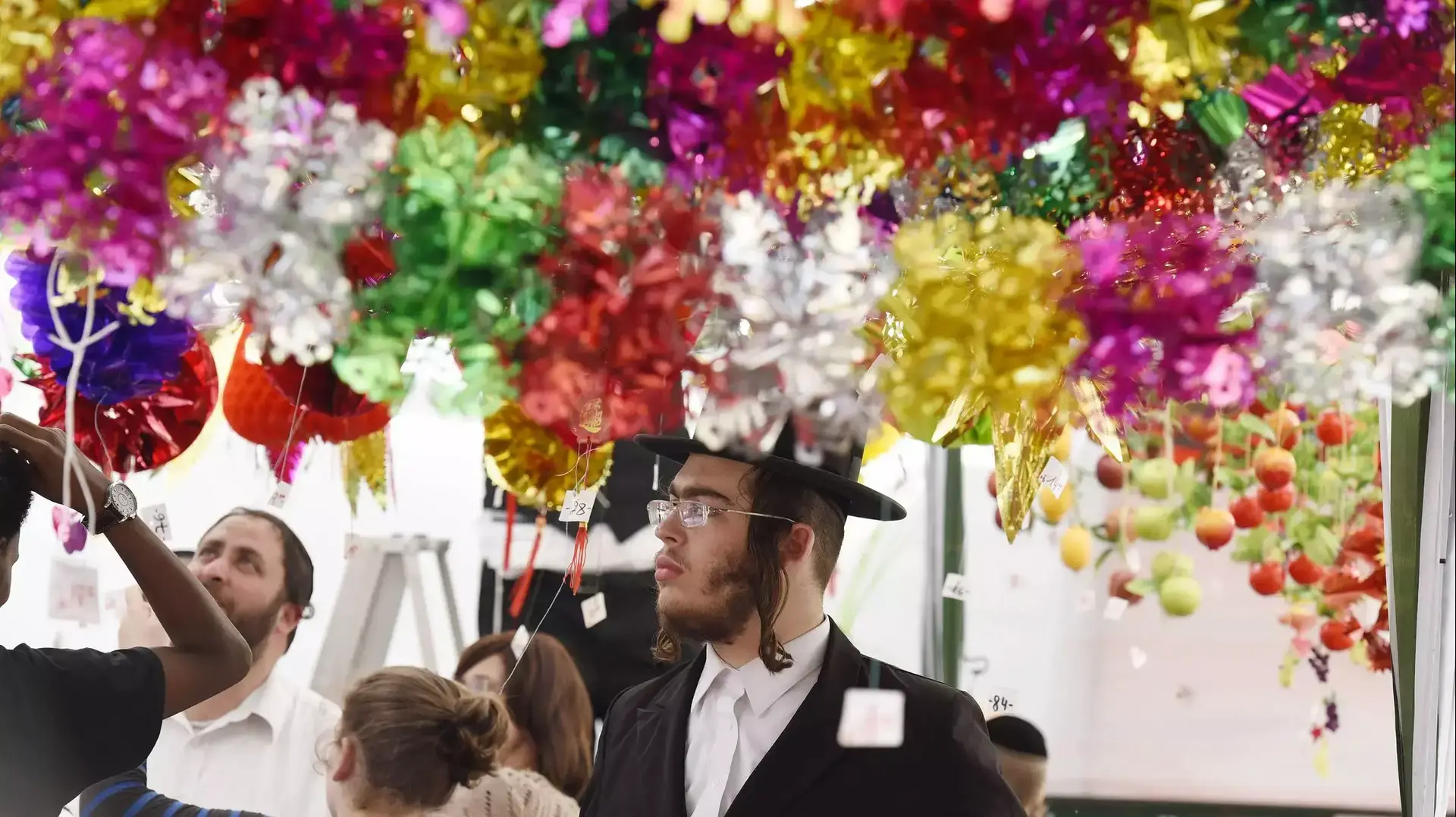 הכנות לקראת חג הסוכות בבני ברק. ספטמבר 2015 הכנות לקראת חג הסוכות בבני ברק. ספטמבר 2015