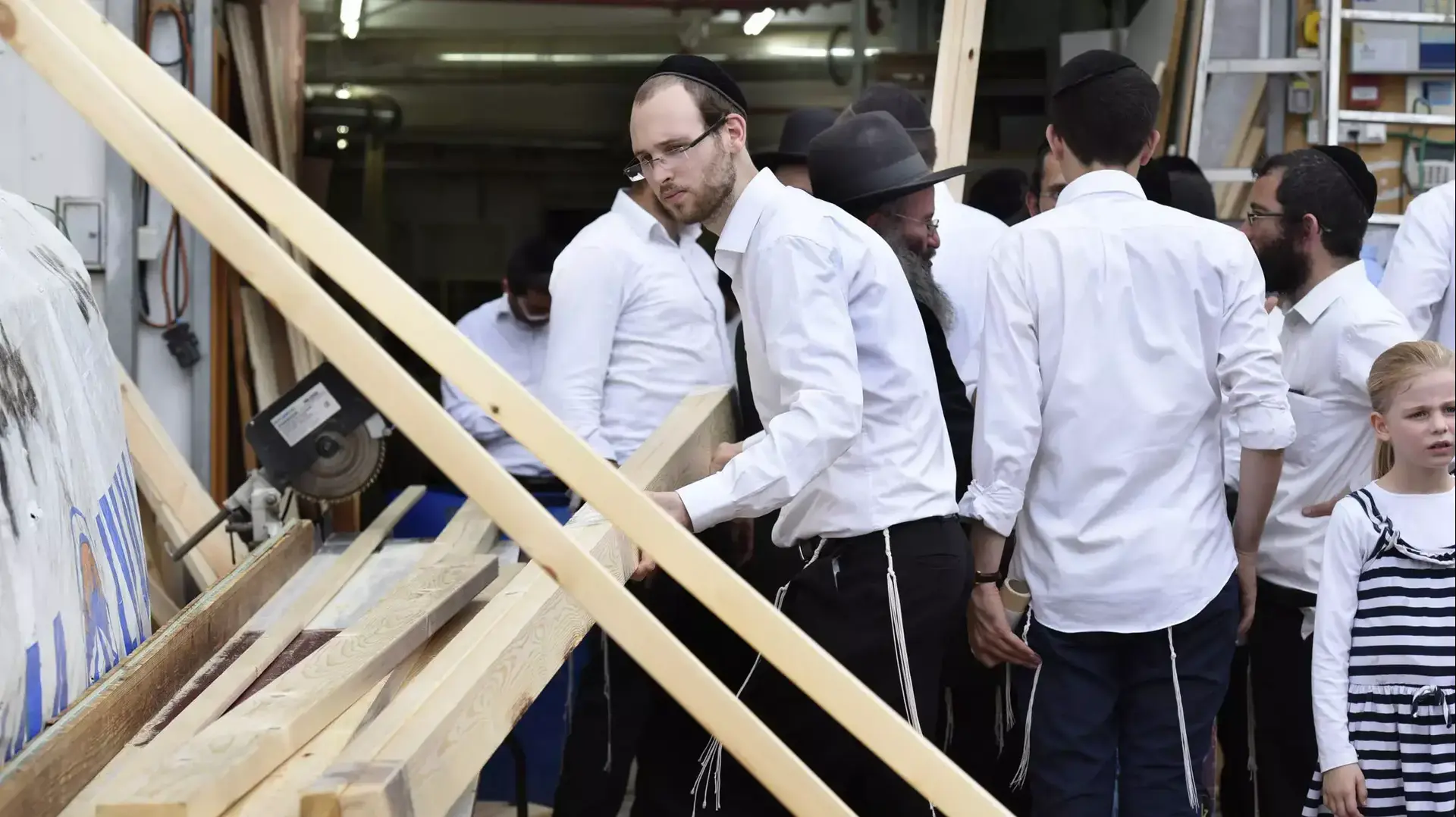 הכנות לקראת חג הסוכות בבני ברק. ספטמבר 2015 הכנות לקראת חג הסוכות בבני ברק. ספטמבר 2015