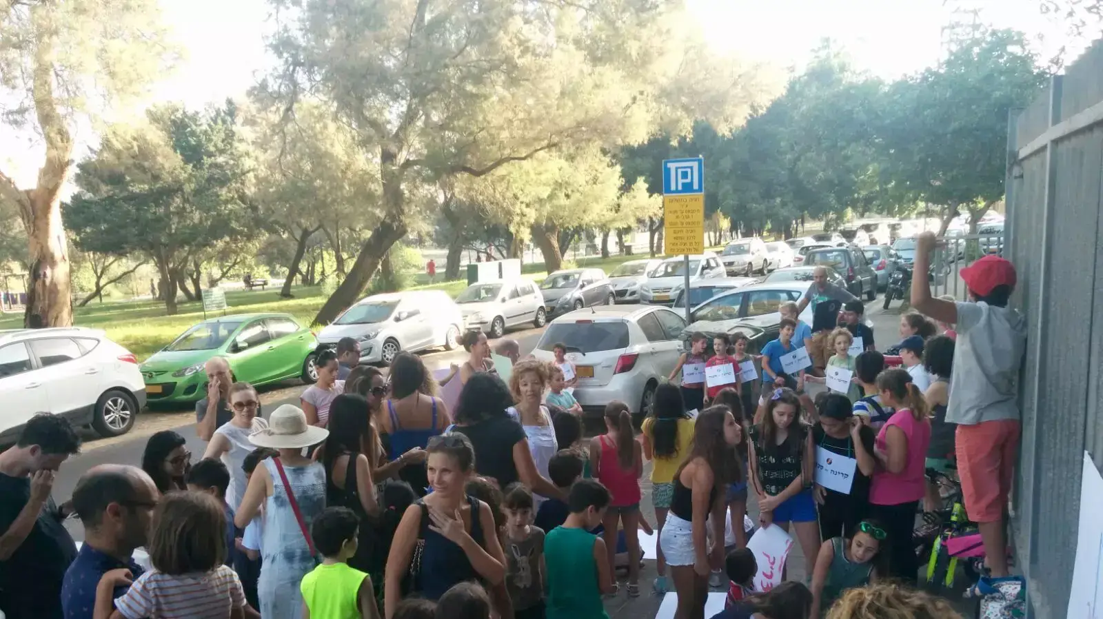 הורים ותלמידים מפגינים בתל אביב במחאה על כוונת העירייה לעבודות בנייה בבית ספר 25 ספטמבר 2015 הורים ותלמידים מפגינים בתל אביב במחאה על כוונת העירייה לעבודות בנייה בבית ספר 25 ספטמבר 2015